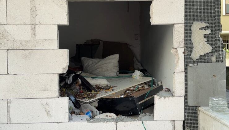 İstanbul’da evsizler, tahliye edilen binanın duvarlarını kırıp içeri girdiler