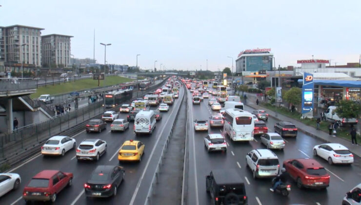 İstanbul’da yağmur trafik yoğunluğuna neden oldu
