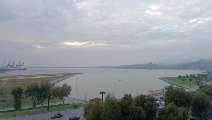 İzmir Körfezi yine alarm durumuna geçti: Kirliliğe bağlı kötü koku etkisini artırdı