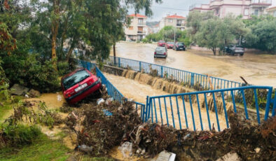 İzmir sele teslim: Foça’da caddeler sular altında kaldı