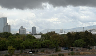 İzmir’de aylar sonra yağış bastırdı: Sokak ve dükkanları su bastı