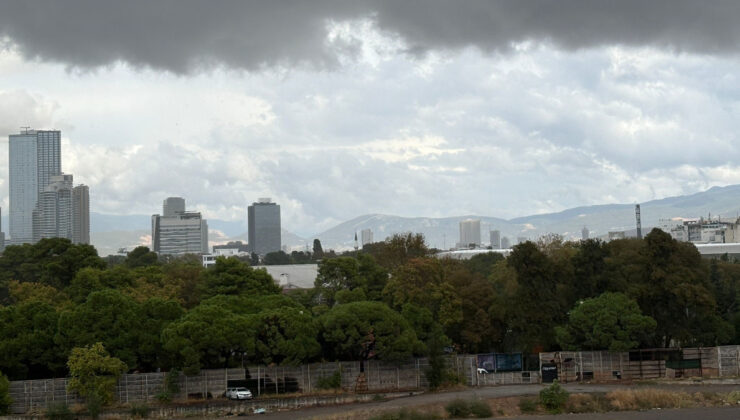 İzmir’de aylar sonra yağış bastırdı: Sokak ve dükkanları su bastı