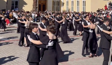 İzmir’de liseliler 29 Ekim’i vals gösterisiyle kutladı