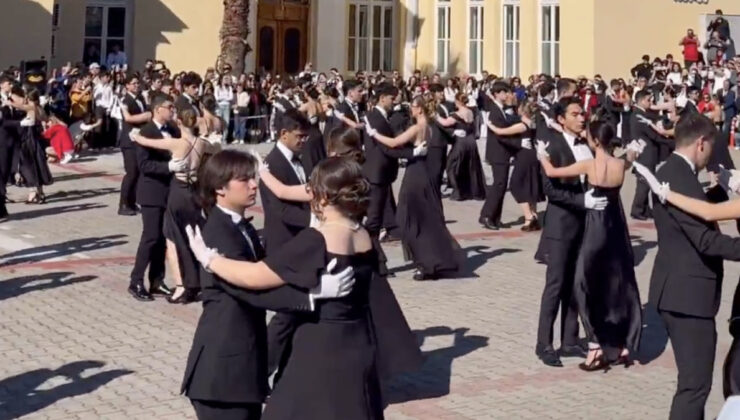 İzmir’de liseliler 29 Ekim’i vals gösterisiyle kutladı