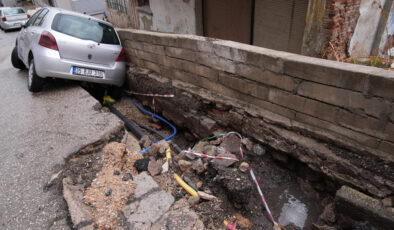 İzmir’de sağanak etkili oldu: Otomobil çukura düştü