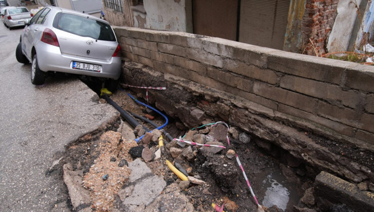 İzmir’de sağanak etkili oldu: Otomobil çukura düştü
