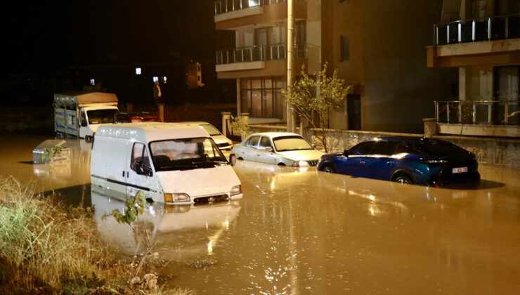 İzmir’de sağanak etkili oldu: Otomobiller mahsur kaldı