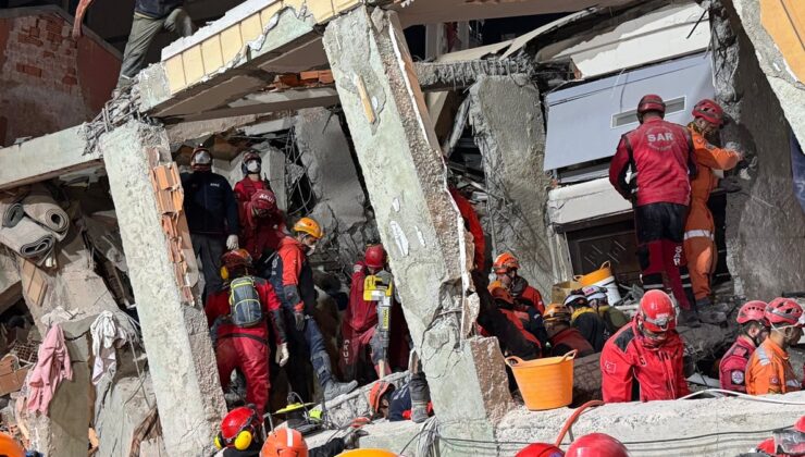 Kocaeli Gebze’deki enkazdan 19. saatte 1 kişi daha çıkarıldı