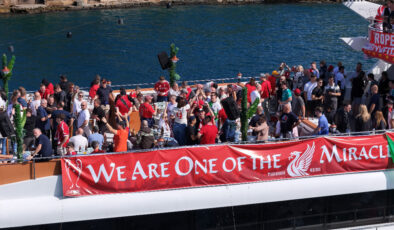 Liverpool taraftarı İstanbul’da Boğaz turu yaptı