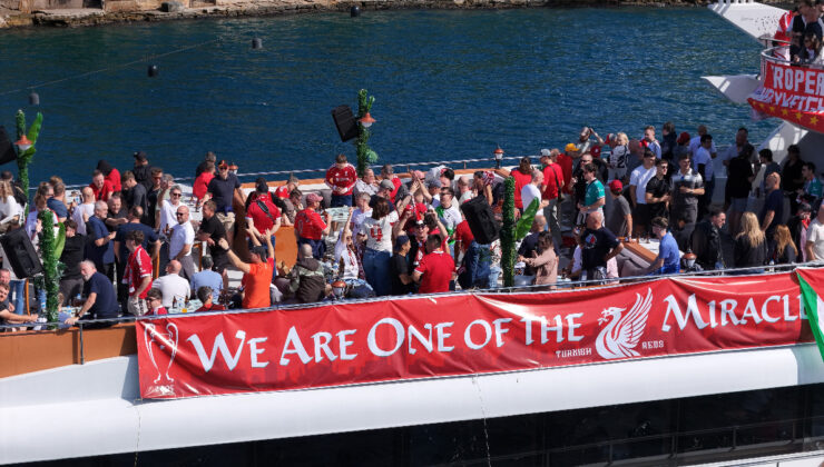 Liverpool taraftarı İstanbul’da Boğaz turu yaptı