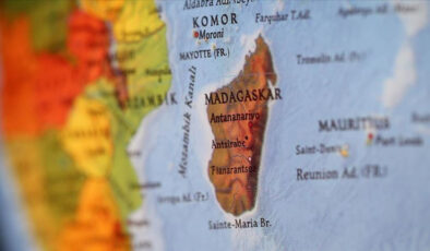 Madagaskar Cumhurbaşkanı, Fransız askeri uçağıyla ülkeyi terk etti