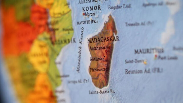 Madagaskar Cumhurbaşkanı, Fransız askeri uçağıyla ülkeyi terk etti