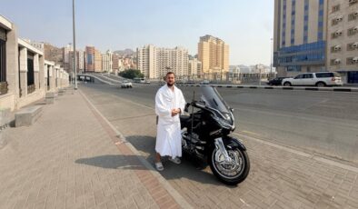 Motosikletle umre yolculuğunu tam 15 bin kilometreyle tamamladı