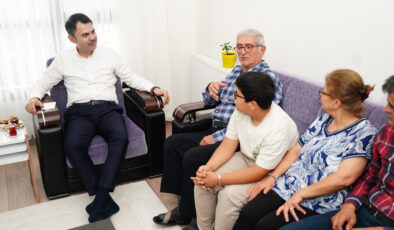 Murat Kurum Hatay’da depremden etkilenen Açıkgöz ailesini ziyaret etti