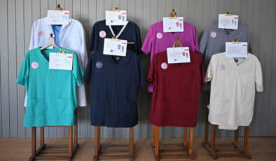 Sağlık Bakanlığı’ndan kıyafet düzenlemesi: Ebeler mürdüm, hemşireler lacivert giyecek