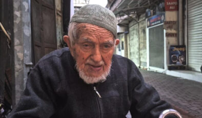 Samsun’da 96 yaşındaki esnaftan gençlere sigara uyarısı