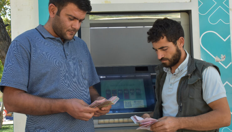 Şanlıurfa’da ATM’de buldukları paranın sahibini arıyorlar