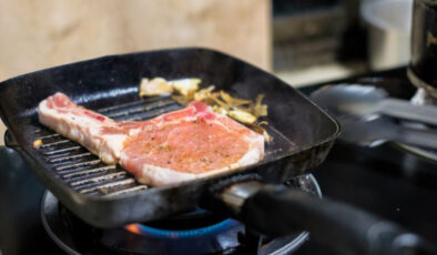 Şeflere göre demir döküm tavada asla pişirmemeniz gereken 4 yiyecek