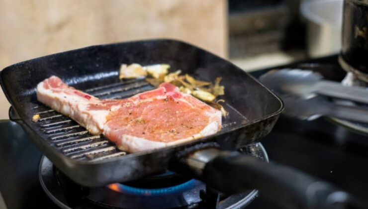 Şeflere göre demir döküm tavada asla pişirmemeniz gereken 4 yiyecek