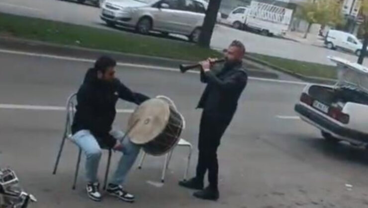 Sivas’ta okeyde 5 yıllık rekabetin sonunda davullu zurnalı kutlama