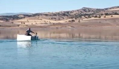 Zekası hayran bıraktı: Ankara’da barajda gezmek için buzdolabını kayık yaptı