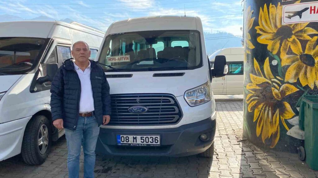 4 YAVRU KEDİNİN DOLMUŞ MOTORUNDAKİ YOLCULUĞU HOPA'DA SON BULDU MİNİBÜSÜN MOTOR BÖLÜMÜNDEKİ YAVRU KEDİLER İTFAİYE EKİPLERİ TARAFINDAN BULUNDUKLARI YERDEN ÇIKARTILDI