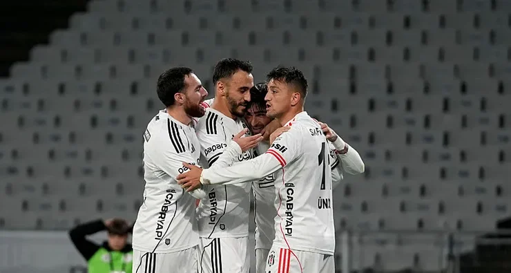 Beşiktaş, Fatih Karagümrük’ü 2 Golle Geçti: Liderlik Takibini Sürdürdü