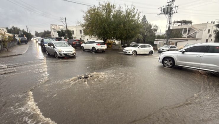 Son Dakika Bodrum: Sağanak Yağış Sokakları Göle Çevirdi, Trafik Durma Noktasına Geldi