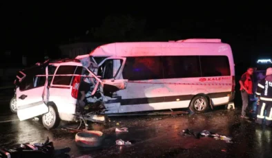 Denizli-Uşak Karayolunda Korkutan Kaza: Minibüs Devrildi