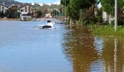 Dikili ve İzmir’i Vuran Sel Felaketi: Araçlar Su Altında Kaldı