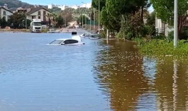 Dikili ve İzmir’i Vuran Sel Felaketi: Araçlar Su Altında Kaldı