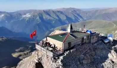 Trabzon-Bayburt Sınırındaki 3100 Rakımlı Kırklar Dağı Mescidi Yangında Kül Oldu