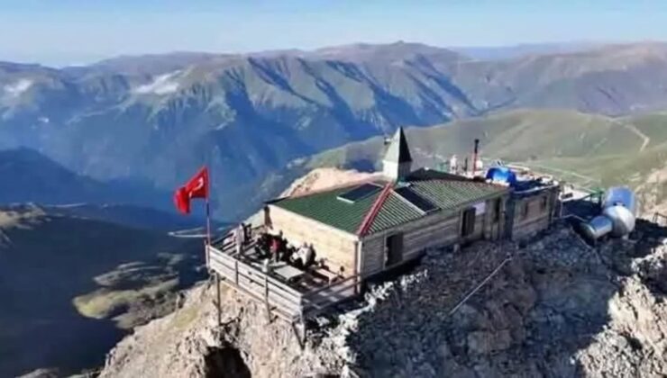 Trabzon-Bayburt Sınırındaki 3100 Rakımlı Kırklar Dağı Mescidi Yangında Kül Oldu