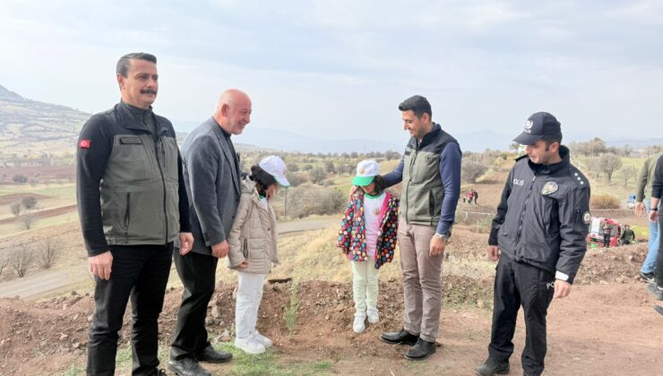 Kaymakam ve Başkan’ın Katılımıyla Şebinkarahisar’da Fidan Dikimi