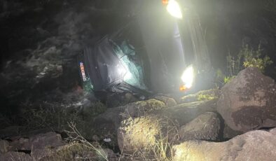 Şebinkarahisar’da Tekrar Eden Tehlike: Otomobil Dereye Uçtu, 2 Yaralı