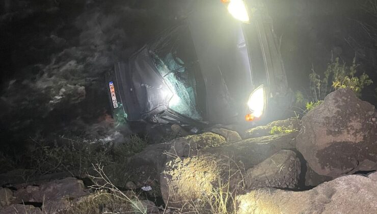 Şebinkarahisar’da Tekrar Eden Tehlike: Otomobil Dereye Uçtu, 2 Yaralı