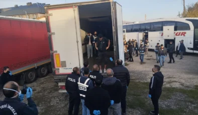Suşehri’nde Tır Durduruldu: 28 Düzensiz Göçmen Yakalandı