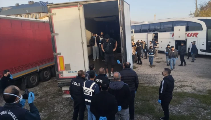 Suşehri’nde Tır Durduruldu: 28 Düzensiz Göçmen Yakalandı