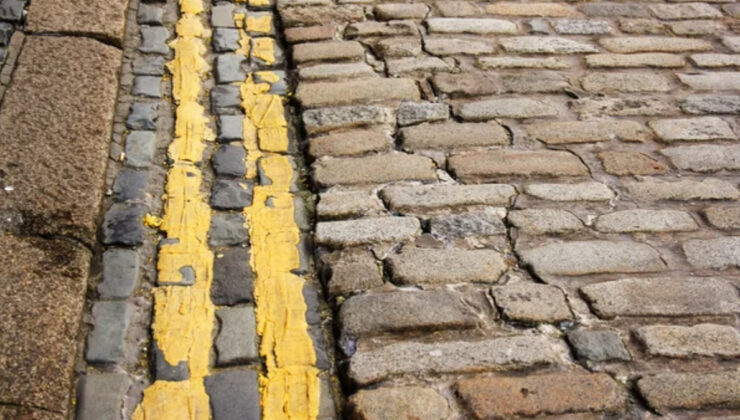 Aman Teker Bile Değmesin! Yoldaki Çift Sarı Çizgilerin Anlamı Buymuş…