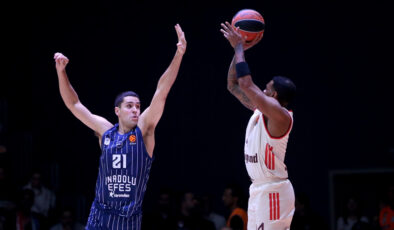 Anadolu Efes EuroLeague’de 4. Galibiyetini Alarak Nefes Aldı