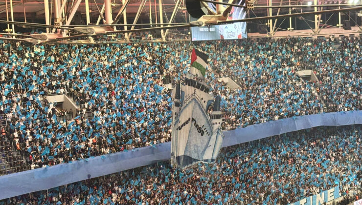 Beşiktaş taraftarından Fenerbahçe maçında koreografi