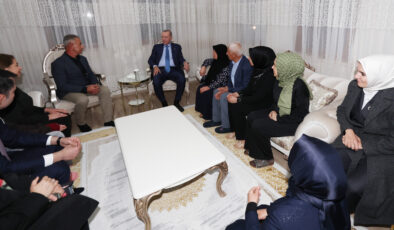 Cumhurbaşkanı Erdoğan, Evlerini Teslim Alan Depremzede Aileyi Ziyaret Etti