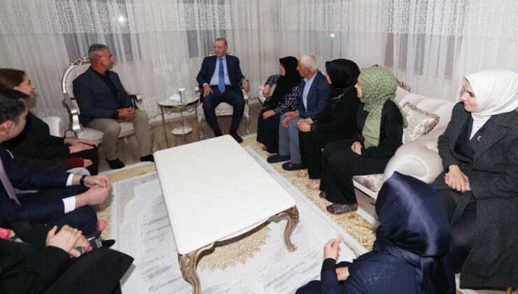 Cumhurbaşkanı Erdoğan, Evlerini Teslim Alan Depremzede Aileyi Ziyaret Etti