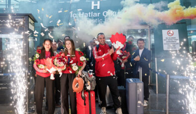 Dünya şampiyonu Tekvando Milli Takımı Ankara’da meşalelerle karşılandı