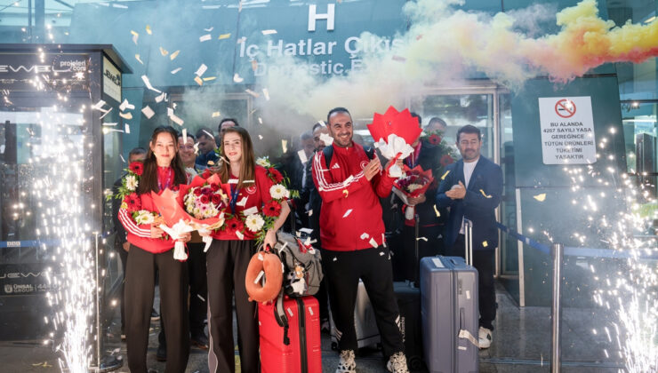 Dünya şampiyonu Tekvando Milli Takımı Ankara’da meşalelerle karşılandı