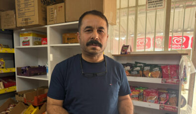 Hatay’da bakkalın veresiye defterini satın aldı