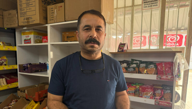 Hatay’da bakkalın veresiye defterini satın aldı