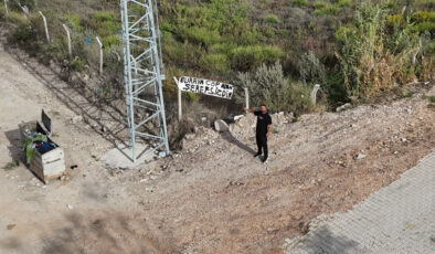 Hatay’da evinin yakınına çöp atanlara çözümü “Buraya çöp atan şerefsizdir” yazısında buldu