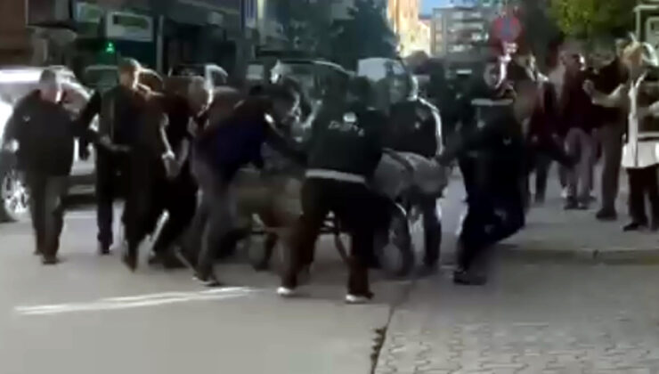 Iğdır’da seyyar satıcı, arabasını zabıtaya vermemek için direndi: O anlar kamerada