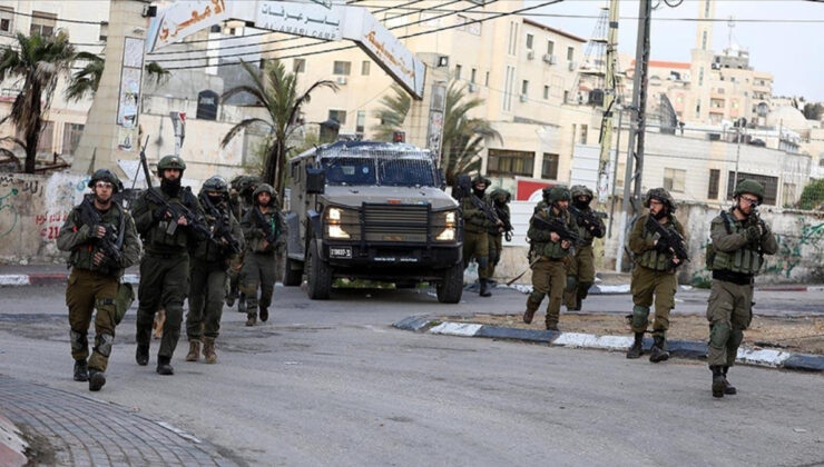 İsrail ordusu Batı Şeria’da bir genci yaraladıktan sonra gözaltına aldı